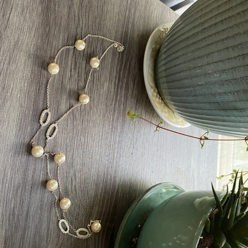 Silver tone and Pearl Necklace - Picture 2 of 2